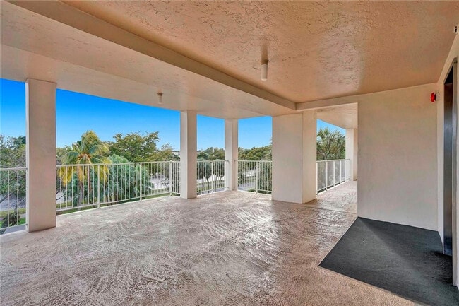 Building Photo - 3051 S Palm Aire Dr