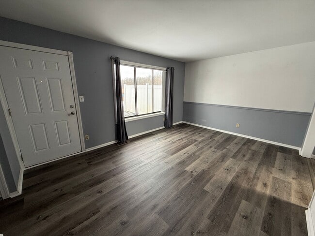 Building Photo - 2 Bedroom Townhome in Western Schools