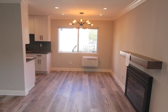 Building Photo - 1450 S Bundy Dr