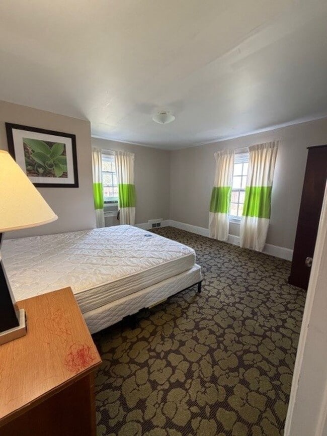 Building Photo - 3 bedroom 2 bed available NOW!
