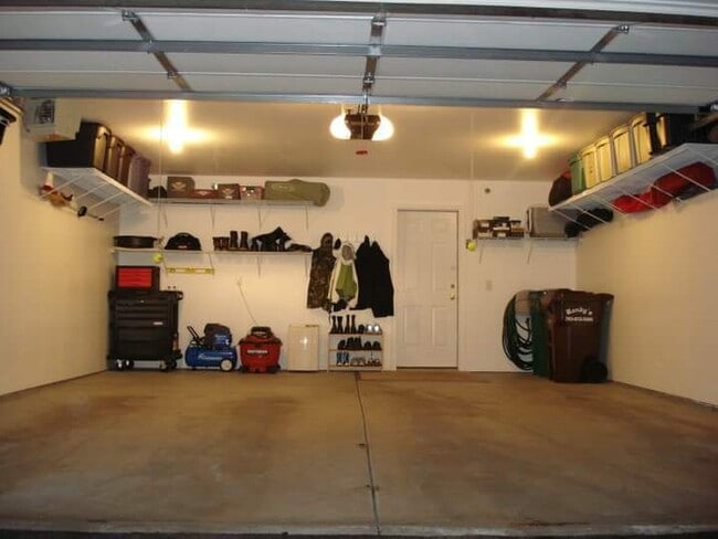 Building Photo - Available sept 01, 3bd, 2ba End Unit Town ...