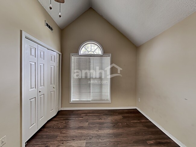 Building Photo - 910 Castlerock Way