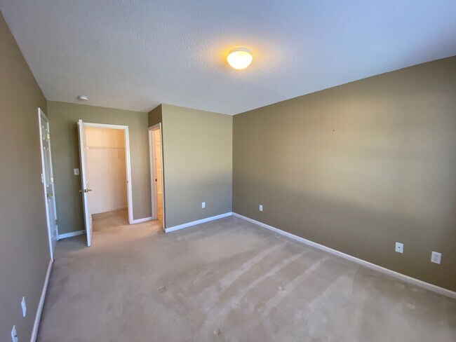 Building Photo - 165 Farm Ln