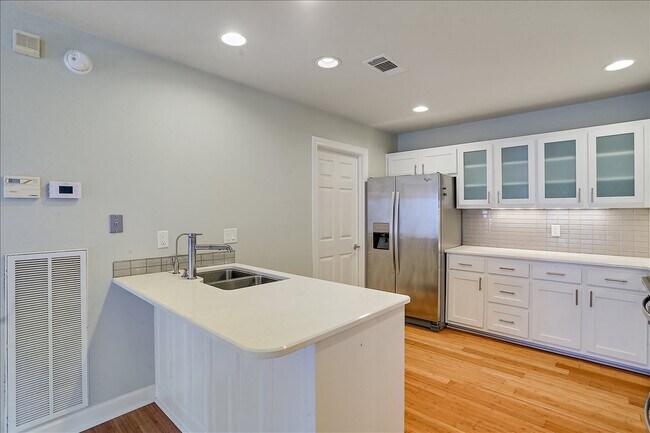 Building Photo - 405 River Pl