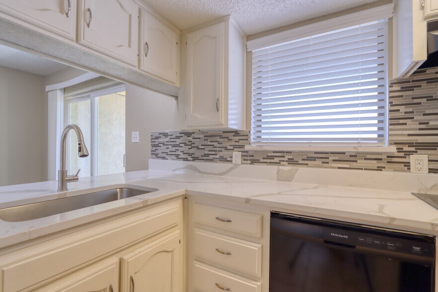 Building Photo - 707 Harbour Town Dr