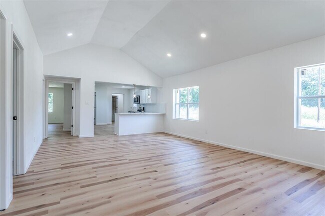 Building Photo - 1421 NE 8th St