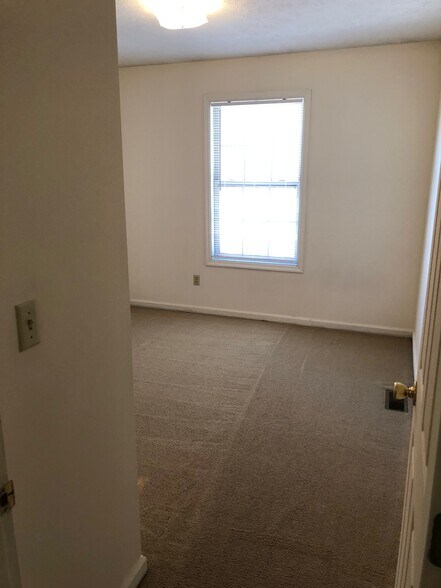 Middle Bedroom - 215 McDaniel Ave