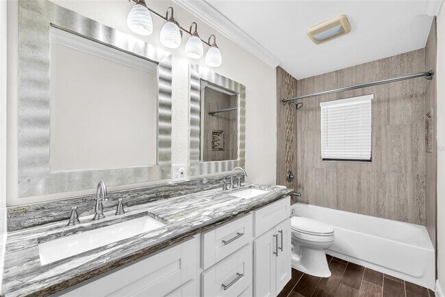 Building Photo - 2912 W Lake Ave