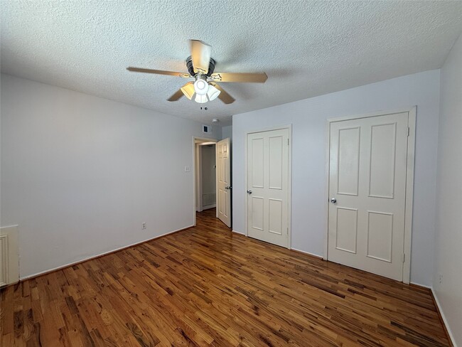 Building Photo - 425 E 9th St