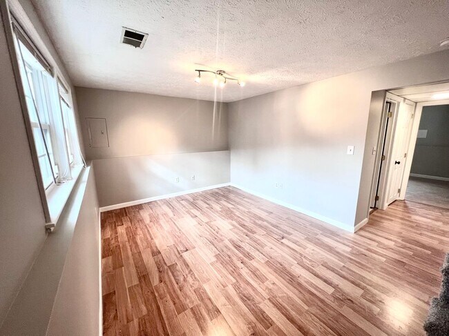 Building Photo - 83 Derryfield Ct