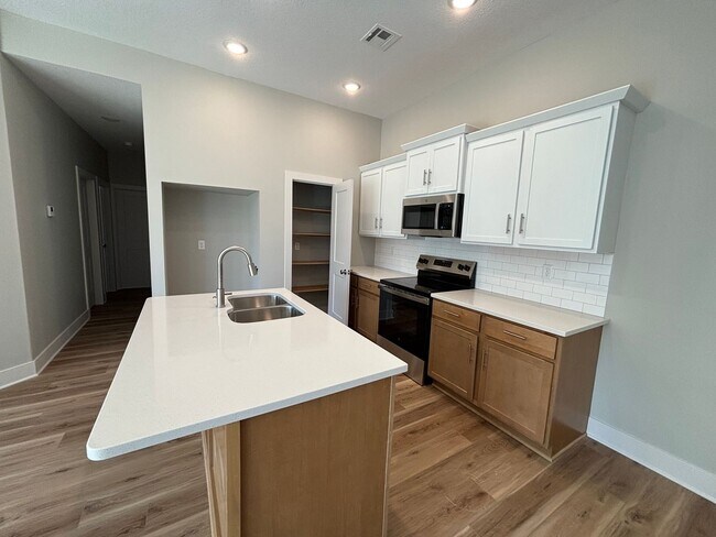 Building Photo - 1841/43 Hickory Creek