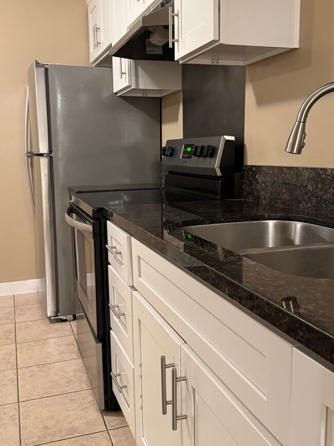 Building Photo - 1605 W Frankie Cir