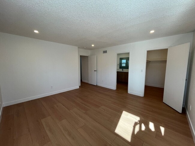 Building Photo - Simi Valley 4+3 w/flexible floorplan + EV charger!