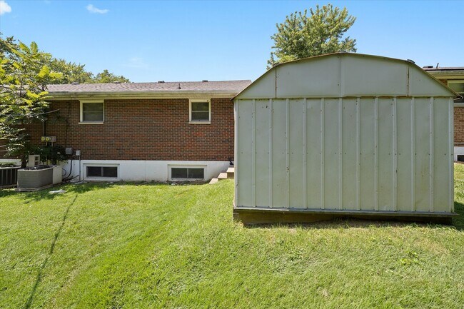 Building Photo - 8 Manor Dr