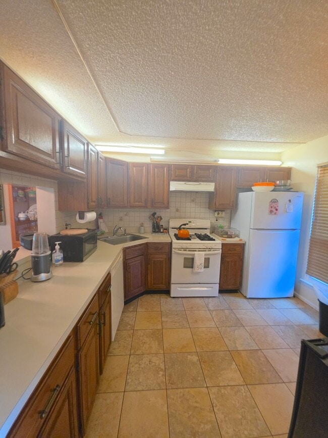 Building Photo - 120 Pear Tree Ln