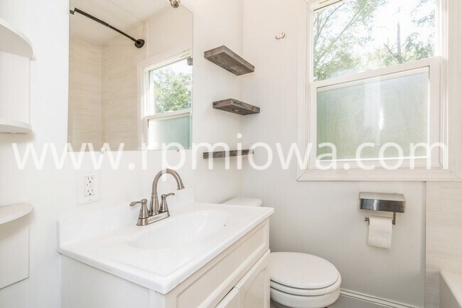 Building Photo - COZY RANCH!! 2 Bedroom, 1 Bathroom Home in Des Moines