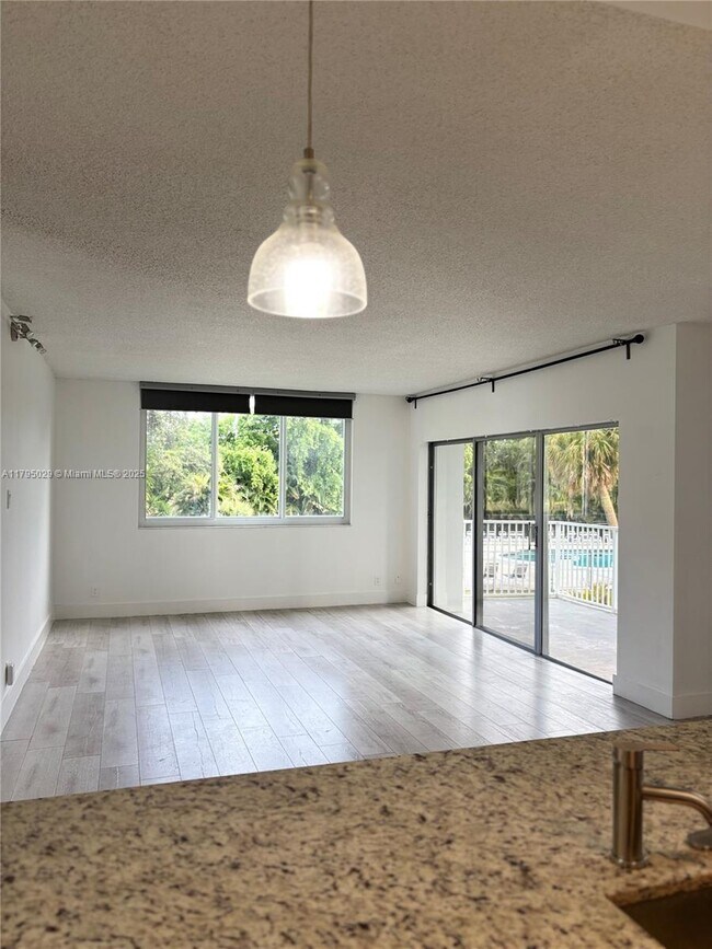 Building Photo - 4200 Hillcrest Dr