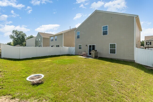 Building Photo - MOVE-IN READY!
