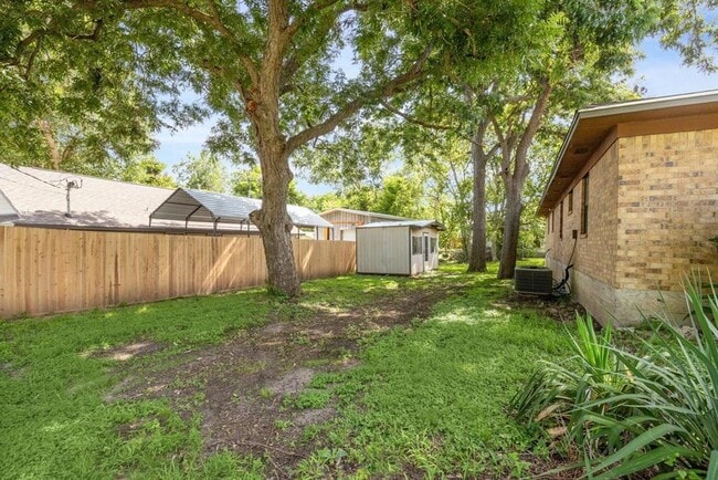 Building Photo - 1201 E Alamo St