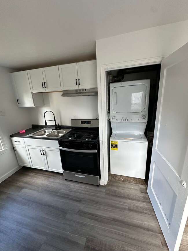 Building Photo - Charming Single Family Home