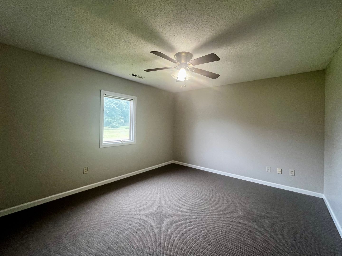 Building Photo - 3326 Kendale Dr