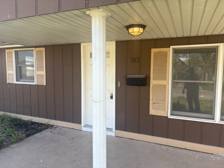 Primary Photo - 302 St John Dr