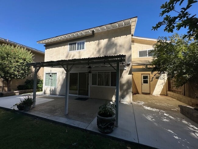 Building Photo - Stunning Newbury Park Home in model condit...