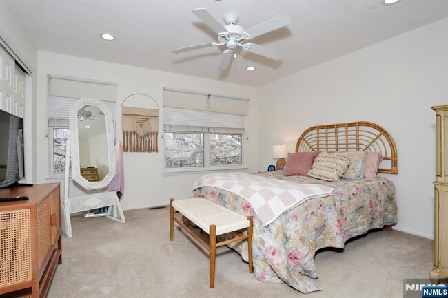 Building Photo - 2051 Charles