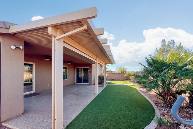 Building Photo - Single family with views and covered patio.