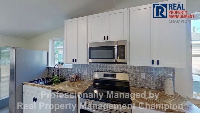 Building Photo - Freshly Renovated Minutes to downtown Wilmington dining, with off-street parking