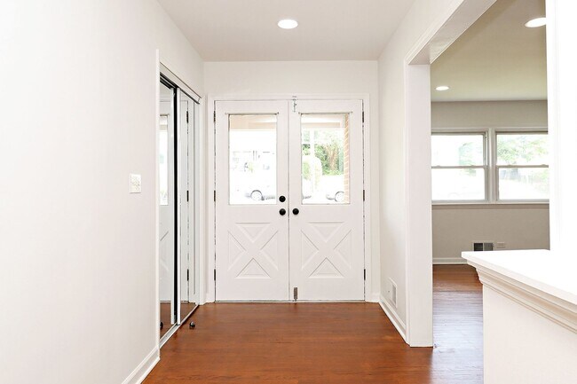 Building Photo - Newly Renovated One Level Downtown Residence