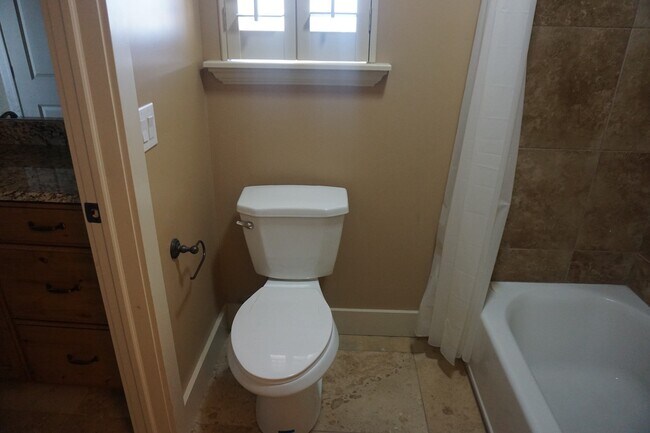 Building Photo - Gorgeous 4 Bedroom Sandy Home "Pet Friendly"