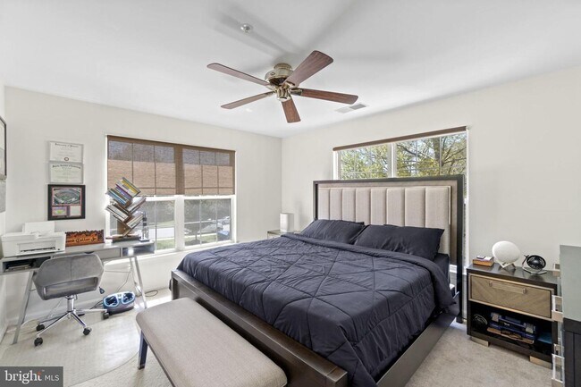 Building Photo - Live the Life with Convenience and Style!
