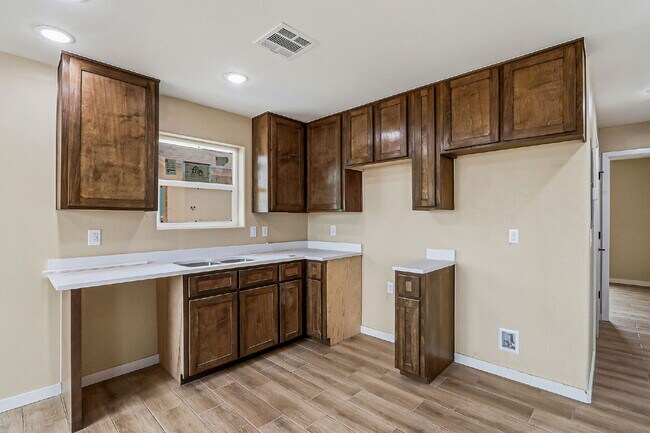 Building Photo - 2-bedroom, 1-bath brand new apartment in 79924