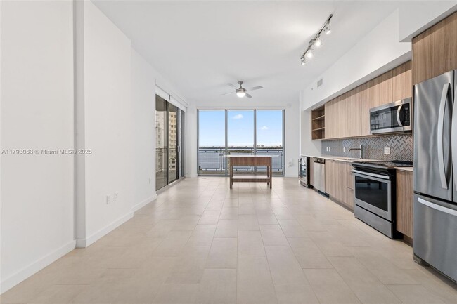 Building Photo - 2150 N Bayshore Dr