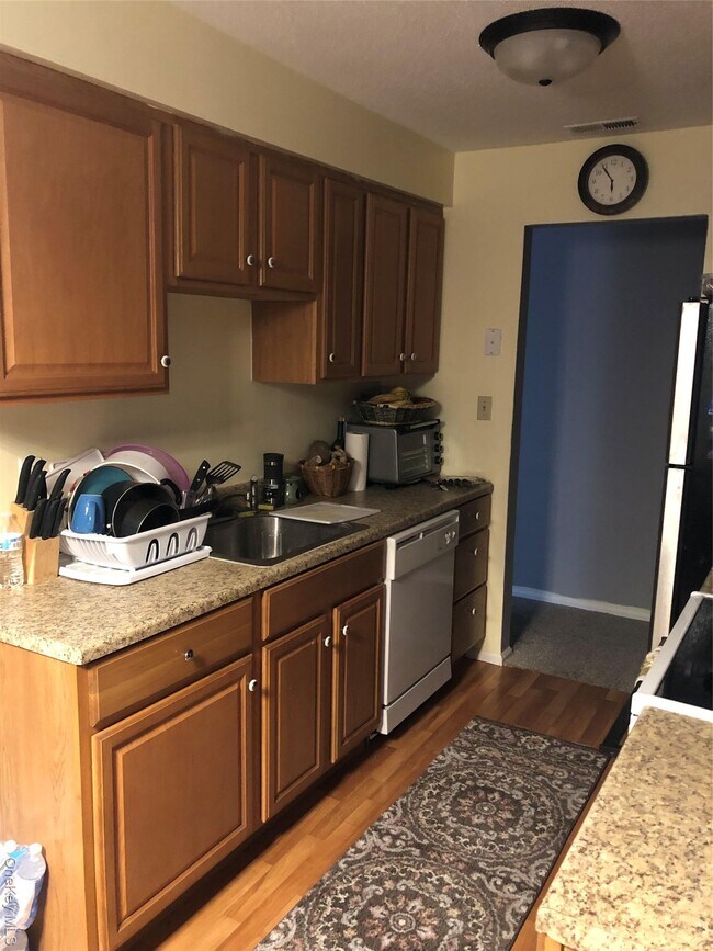 Building Photo - 31 Moore Ln