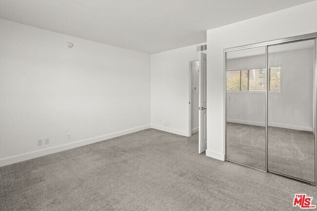 Building Photo - 10982 Roebling Ave