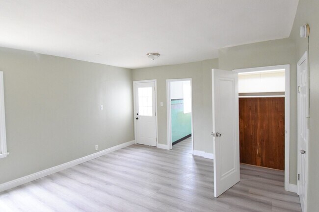 Interior Photo - STRATHMORE, 11023