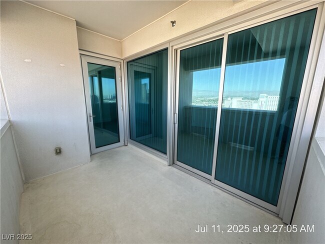 Building Photo - 2700 S Las Vegas Blvd