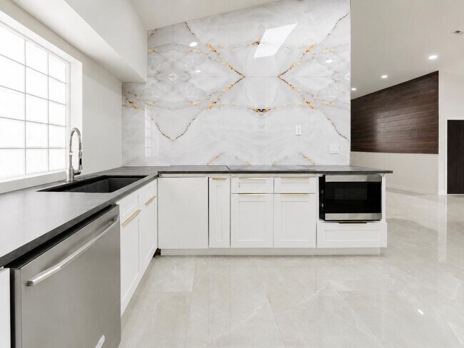 Building Photo - 7512 Eagle Point Dr