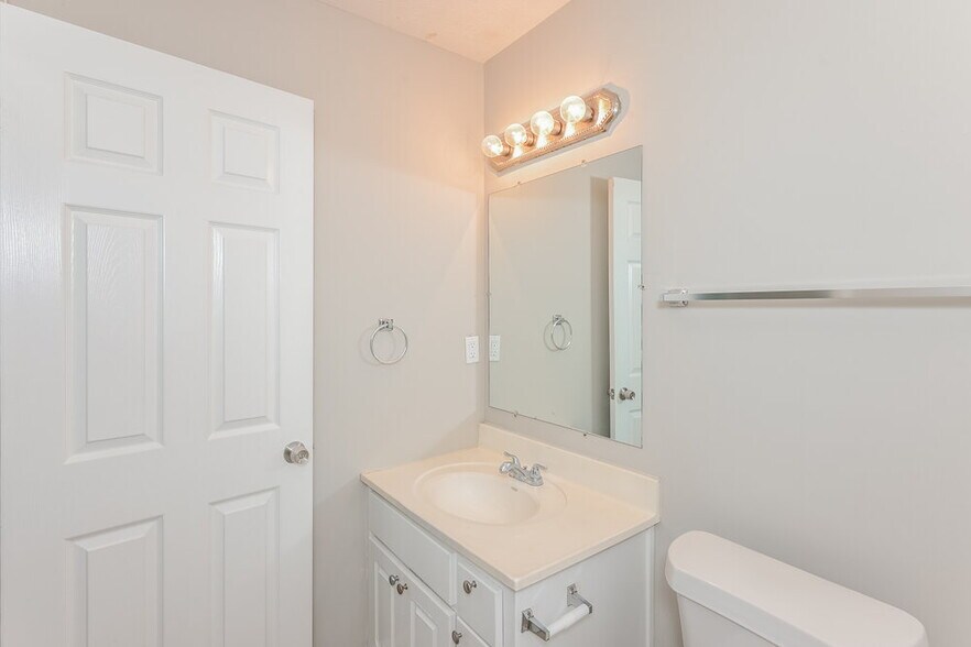 Building Photo - 3296 Goldenchain Dr