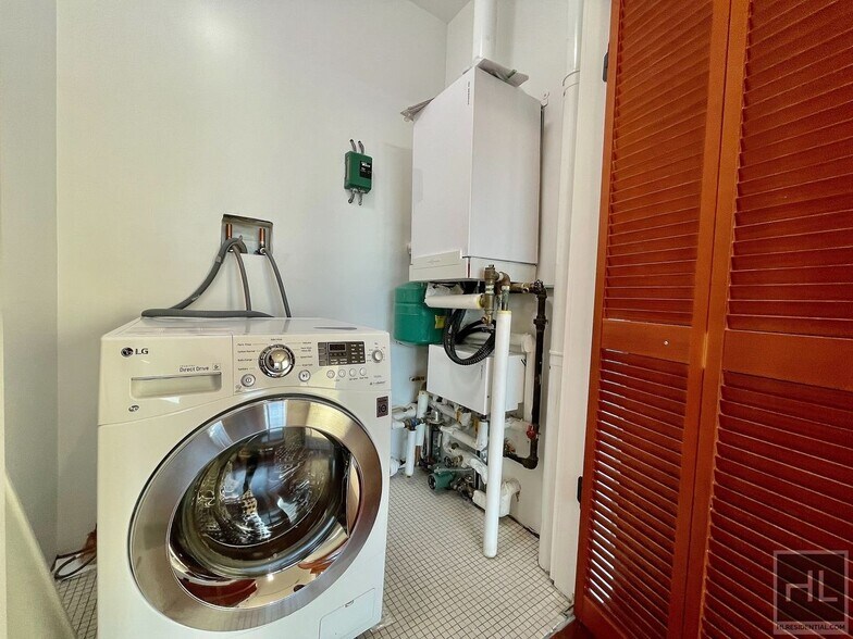 Building Photo - Gorgeous stabilized 1 bedroom with private balancony and in unit washer/dryer