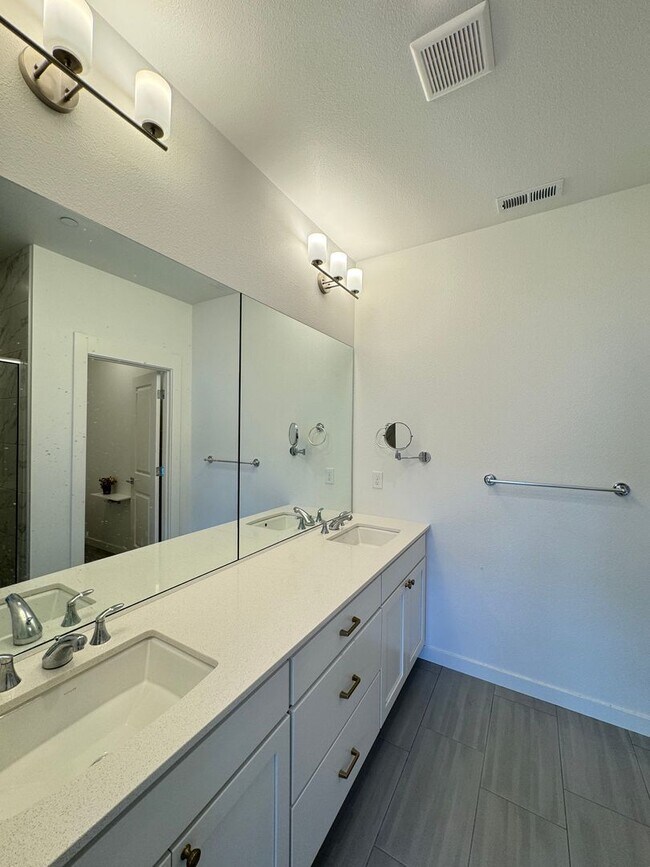 Building Photo - Luxury townhouse for rent