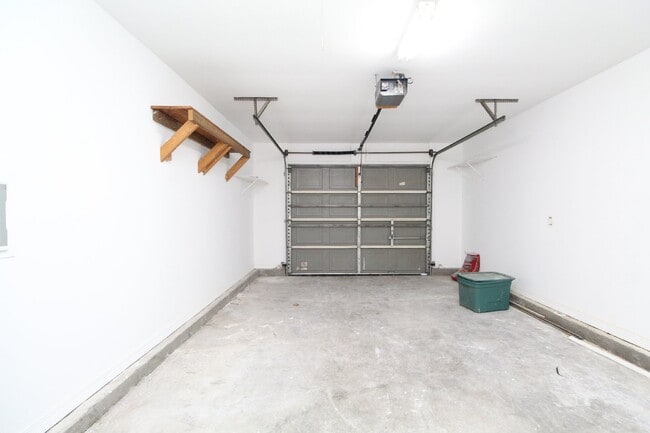 Building Photo - Northeast Pensacola 3/2 with Garage, Sunro...