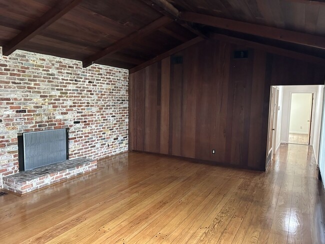 Building Photo - Wonderful 3 Bedroom, 2 Bath Home