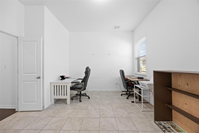 Building Photo - 303 Eagle Ford Dr