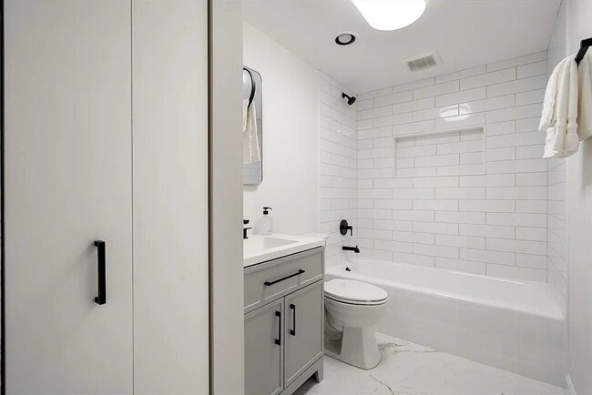 Building Photo - Sunny large 1 bedroom 1 bath condo