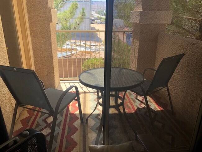 Building Photo - Great Condo, Convenient Location in a Gated Community