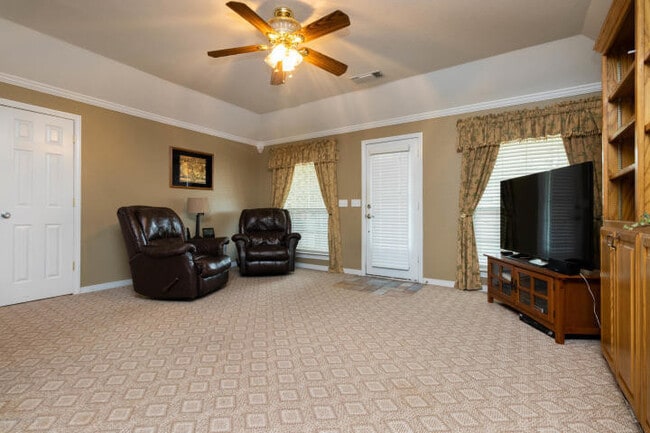 Building Photo - 4 Bedrooms 3 bathrooms, OFFICE 2 living rooms, and 2 car garage