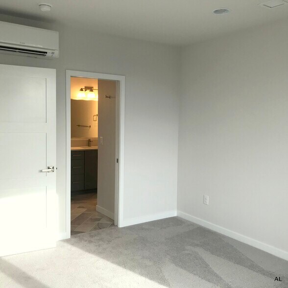 Building Photo - 3300 NE 65th St